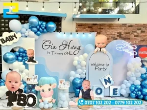 Phông nền tiệc thôi nôi thông thường sẽ chứa những thông tin như: Số tuổi thôi nôi, hình ảnh trang trí, lời chúc mừng thôi nôi,…