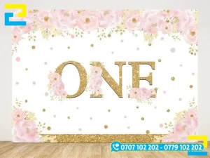 Mẫu 19: Phông nền mừng thôi nôi có viền hoa trang trí đẹp mắt, có tông màu trắng chủ đạo, số tuổi thôi nôi được thiết kế với kích thước lớn