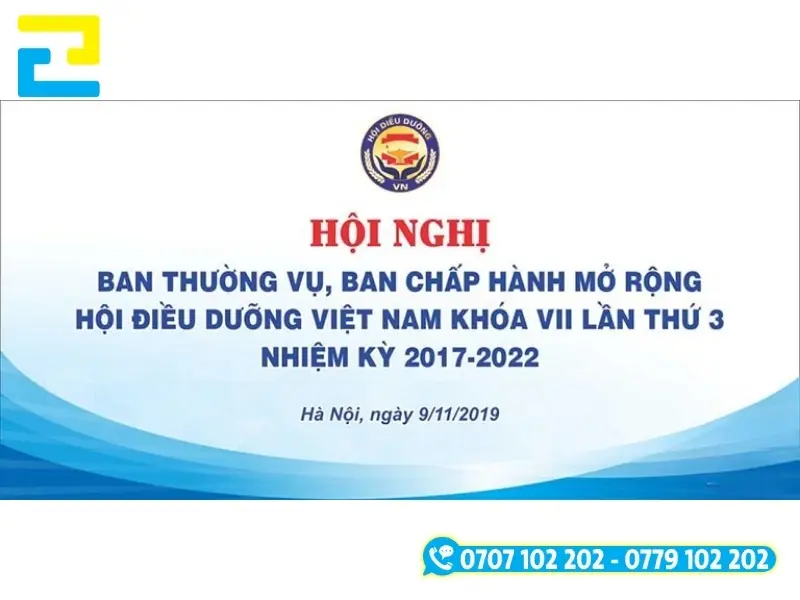Mẫu 14: Phông nền có tông màu trắng – xanh, hình ảnh logo, tên hội nghị, ngày tháng, địa điểm tổ chức hội nghị được thiết kế với kích thước, bố cục hợp lý
