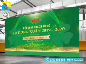 Background, backdrop hội nghị thông thường sẽ có những hình ảnh, văn bản chứa nội dung về sự kiện hội nghị như: Tên hội nghị, thời gian tổ chức hội nghị,…