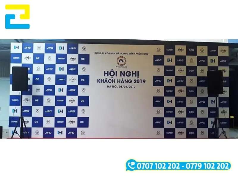 Chi phí sản xuất background hội nghị hiên nay khá rẻ, nằm trong khoảng từ 100.000 VNĐ cho đến 300.000 VNĐ 1 phông nền