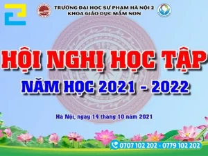 Mẫu 2: Phông nền có viền hoa sen, hình nền trống đồng đẹp mắt, có tông màu xanh dương – xanh lá cây, backdrop có kiểu chữ đơn giản