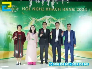Mẫu 3: Phông nền có tông màu xanh chủ đạo, có viền lá đẹp mắt, được thiết kế đầy đủ những thông tin như: Tên hội nghị, thời gian, địa điểm tổ chức hội nghị,…