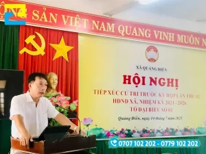 Mẫu 5: Phông nền được thiết kế tối giản, kiểu chữ được tô vàng nổi bật trên nền đỏ, được thiết kế đầy đủ thông tin như: Logo, ngày tháng, địa điểm tổ chức hội nghị,..