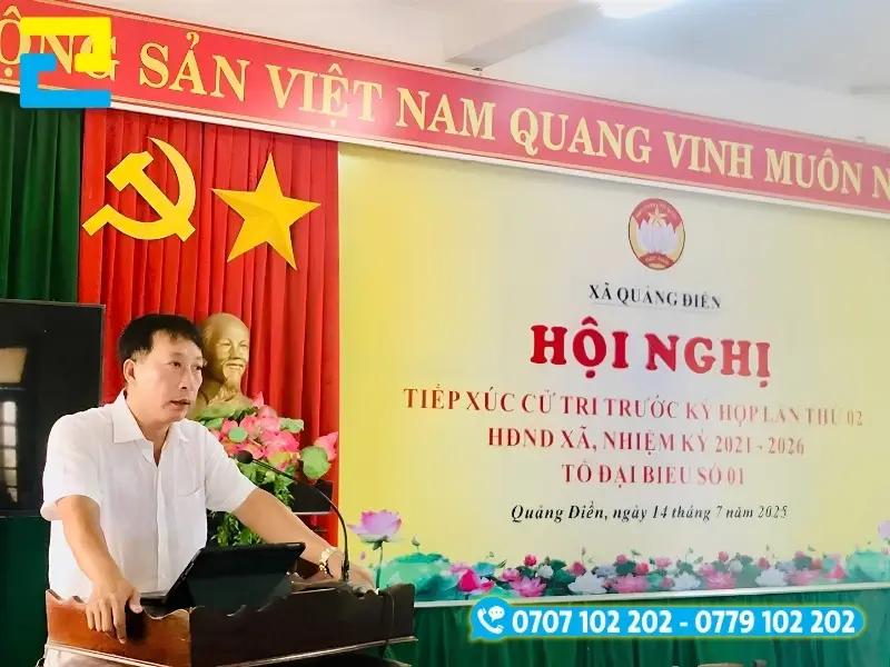 Mẫu 5: Phông nền được thiết kế tối giản, kiểu chữ được tô vàng nổi bật trên nền đỏ, được thiết kế đầy đủ thông tin như: Logo, ngày tháng, địa điểm tổ chức hội nghị,..