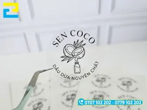 Decal trong suốt tạo hiệu ứng không viền cao cấp, sử dụng phổ biến cho những sản phẩm yêu cầu độ tinh tế cao như nước hoa, serum