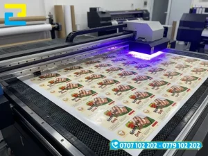 Hệ thống máy cắt bế chuyên dụng tại xưởng In Ấn 2H đang thực hiện tách rời các con tem decal chuẩn xác sau khi in