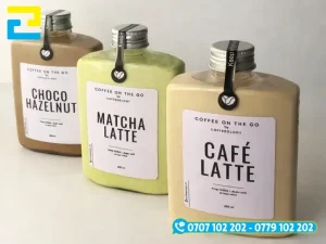 In logo trên chai lọ decal sữa, in typo đen trắng hiện đại bám dính chắc trên bề mặt chai nhựa dẹt