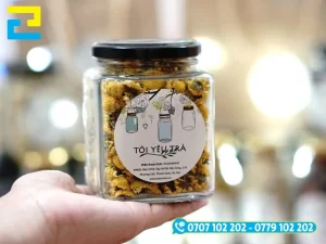 Mẫu decal siêu trong in dán trên chai nước, mang vẻ đẹp tinh tế, cao cấp cho sản phẩm