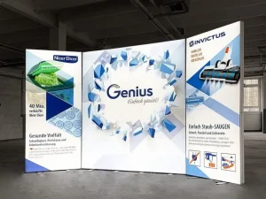 Nội dung in UV trên vải 3P với khả năng xuyên sáng đều và khả năng thay đổi nổi dung dễ dàng, được ứng dụng phổ biến làm backdrop tại các gian hàng triển lãm