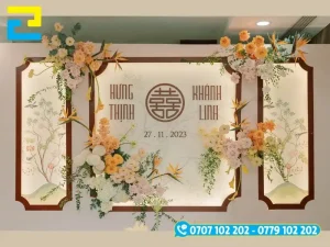 Bối cảnh check in tone trắng chủ đạo rất tinh tế, kết hợp với hoa lãng mạn