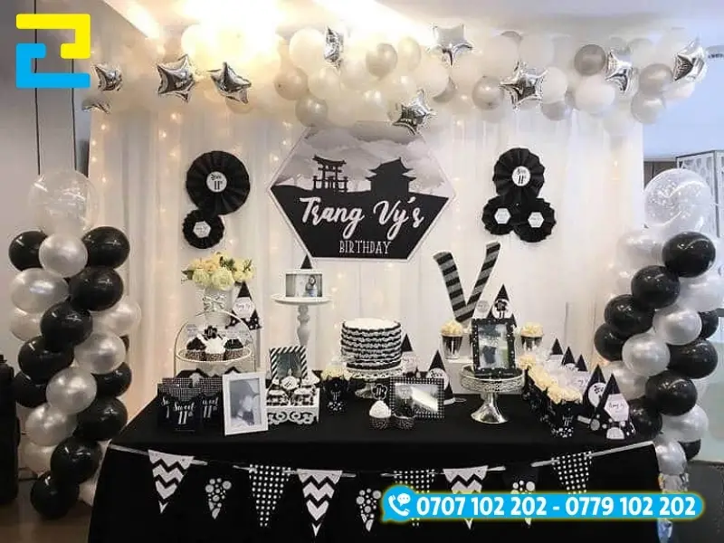 Bối cảnh tiệc sinh nhật kết hợp tone màu trắng - đen rất mới lạ, độc đáo và thu hút.
