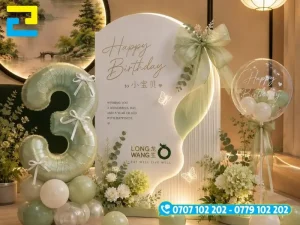 Nền trắng kết hợp với bóng bay, ảnh sticker.... tạo nên bối cảnh đẹp, rất dễ thương.