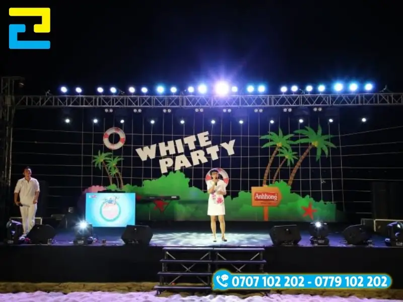 Backdrop gala dinner tổ chức ngoài trời với chủ đề "White party".