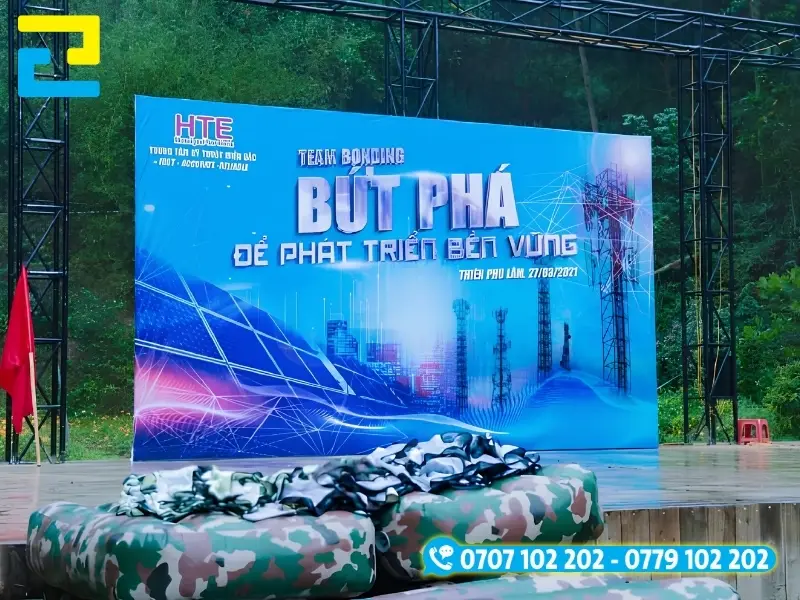 Backdrop team building "Bứt phá để phát triển bền vững" được lắp đặt ở ngoài trời.