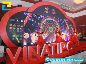 Backdrop in trên chất liệu mica có giá thành hợp lý, tiết kiệm chi phí đầu tư.