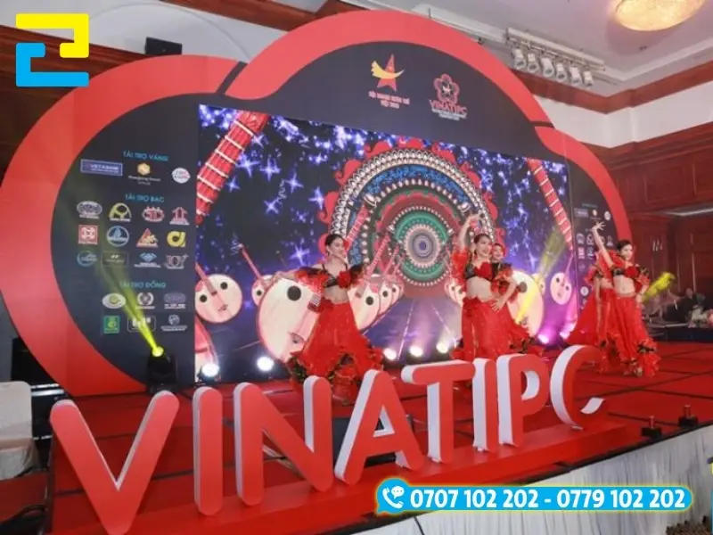 Backdrop in trên chất liệu mica có giá thành hợp lý, tiết kiệm chi phí đầu tư.