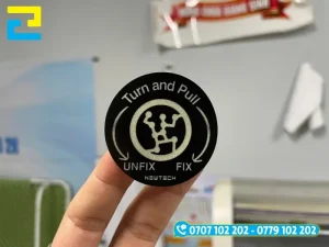 Các dòng chất liệu được sử dụng phổ biến như decal sữa, decal trong suốt, xi bạc và nhũ vàng
