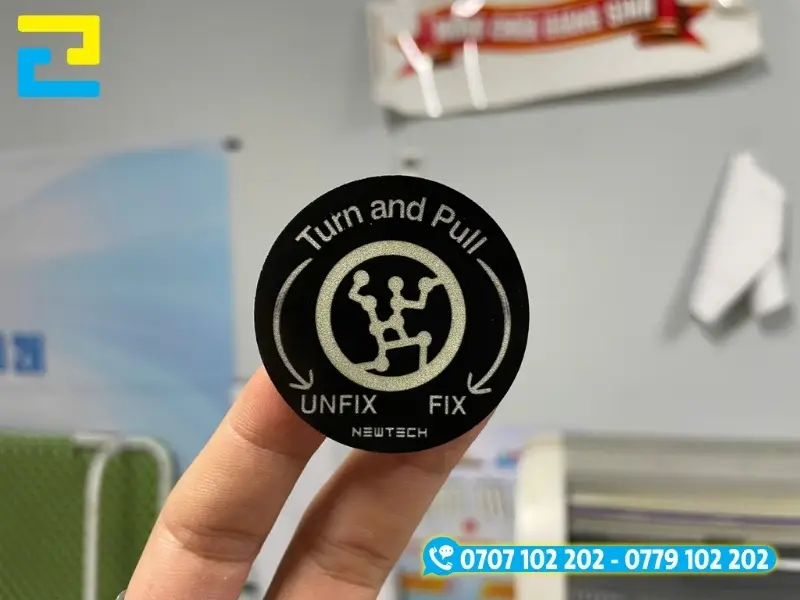 Các dòng chất liệu được sử dụng phổ biến như decal sữa, decal trong suốt, xi bạc và nhũ vàng