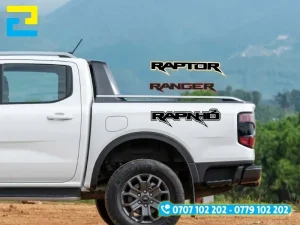 sử dụng máy sấy tóc làm nóng đều để bóc bỏ lớp decal cũ mà không gây hại sơn xe