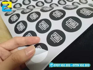 Decal nhựa sở hữu độ bền cao và khả năng bám dính dưới môi trường nước và độ ẩm cao