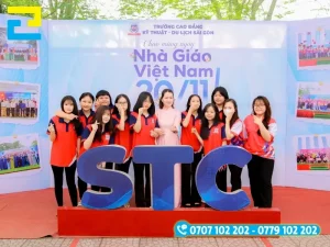 Nhân viên sẽ tiến hành in phông nền 20/11, gia công ấn phẩm theo yêu cầu mà quý khách đã đưa ra