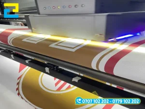 Hệ thống máy in UV hiện đại tại xưởng In Ấn 2H giúp mực bám chặt và giữ màu sắc sắc nét trên sợi vải lưới