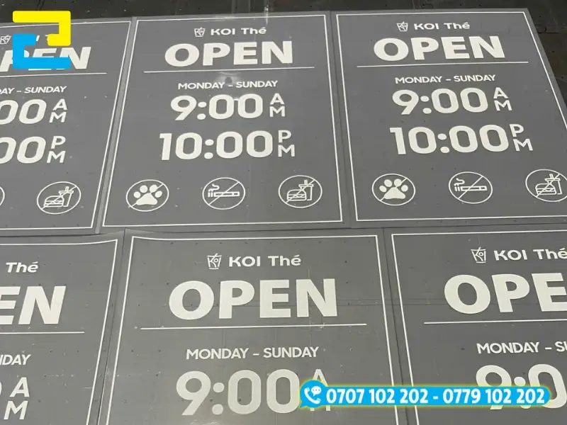 In decal trong suốt thường dùng để dán cửa kính vì khả năng nhìn xuyên qua