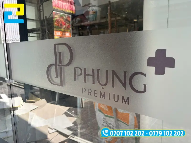 In decal mờ có bền mặt nhám nhẹ in UV logo thương hiệu dán kính