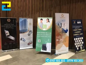 Các mẫu standee quảng cáo thông dụng bao gồm dạng khung chữ X, chân cuốn nhôm và mô hình hình người
