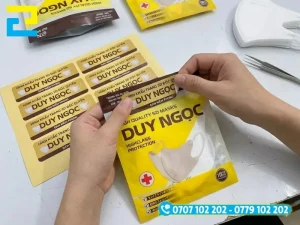 Cách dán tem niêm phong khổ nhỏ vừa vặn với đường cắt nhiệt và miệng túi zip khẩu trang