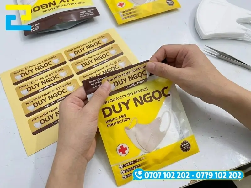 Cách dán tem niêm phong khổ nhỏ vừa vặn với đường cắt nhiệt và miệng túi zip khẩu trang