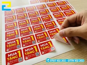 Các mẫu tem nhãn mang thông điệp Mua 1 Tặng 1 với màu sắc nổi bật được dán trực tiếp lên bao bì sản phẩm