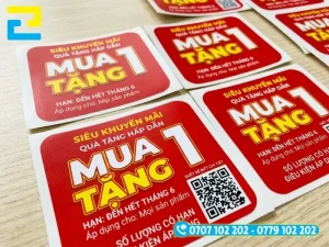 Thiết kế nội dung tem nhãn mua 1 tặng 1 cần hiển thị rõ ràng thông điệp ưu đãi chính kết hợp cùng logo thương hiệu và mã QR code