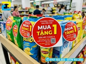 Thành phẩm tem nhãn mua 1 tặng 1 sau khi in bằng công nghệ UV cho màu sắc sắc nét và không bị trầy xước mực