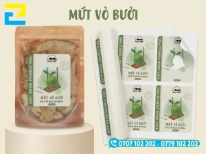 Tem decal nhựa PVC sữa bám dính chắc chắn và không bị bong tróc trong môi trường có độ ẩm cao