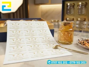 Chất liệu decal trong in tem nhãn yến sào dán lên hũ thủy tinh và hộp đựng, mang vẻ đẹp tinh tế, cao cấp