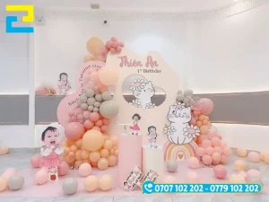 Mẫu phông nền sinh nhật cho bé gái trang trí kiểu đơn giản với hình bé và mèo con, trang trí cùng bóng bay