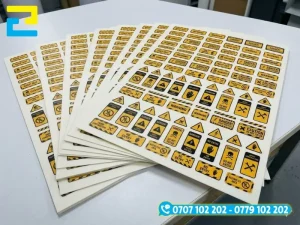 Độ bền màu và bề mặt kháng nước của tem decal PVC in UV dán cố định trên trụ điện ngoài trời