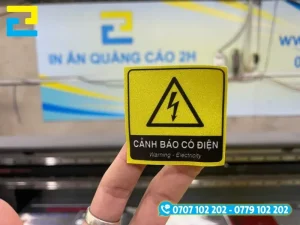 Hệ thống máy in UV hiện đại tại xưởng In Ấn 2H, tem nhãn bền màu, chống trầy tốt