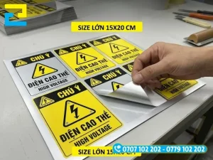 Bề mặt kim loại của tem decal xi bạc dán trên các thiết bị tỏa nhiệt cao