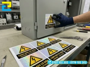 Mẫu tem cảnh báo điện giật nền vàng mặt bóng dán trên cửa tủ điện