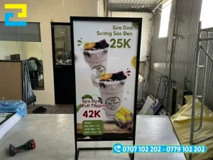 Mẫu standee quảng cáo dạng đứng hoàn thiện gồm tấm in nội dung và phần khung