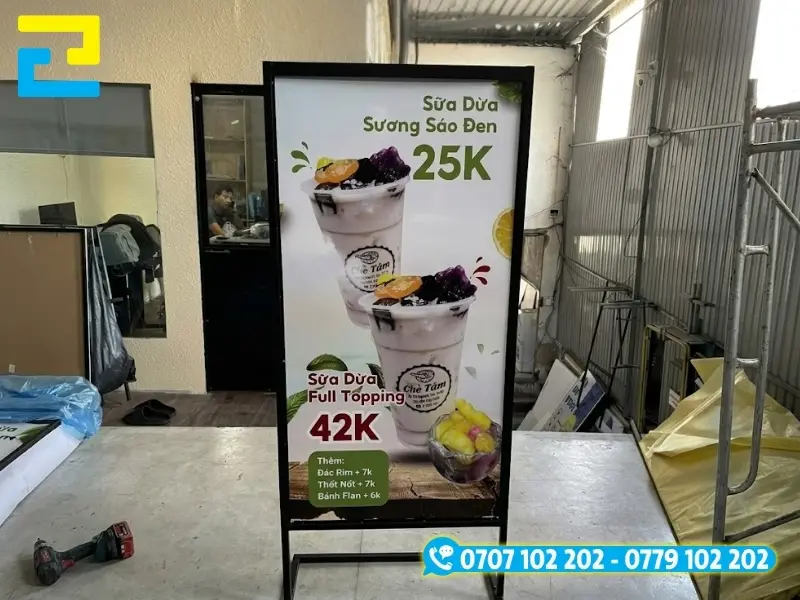 Mẫu standee quảng cáo dạng đứng hoàn thiện gồm tấm in nội dung và phần khung