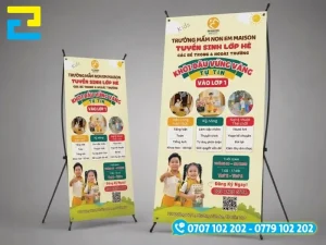Cấu trúc khung chân đỡ chữ X bằng nhựa và kim loại gia cố bốn góc của tấm in standee