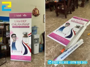 Hộp standee cuốn nhôm với thanh suốt kéo và lò xo tự cuốn tấm in vào bên trong