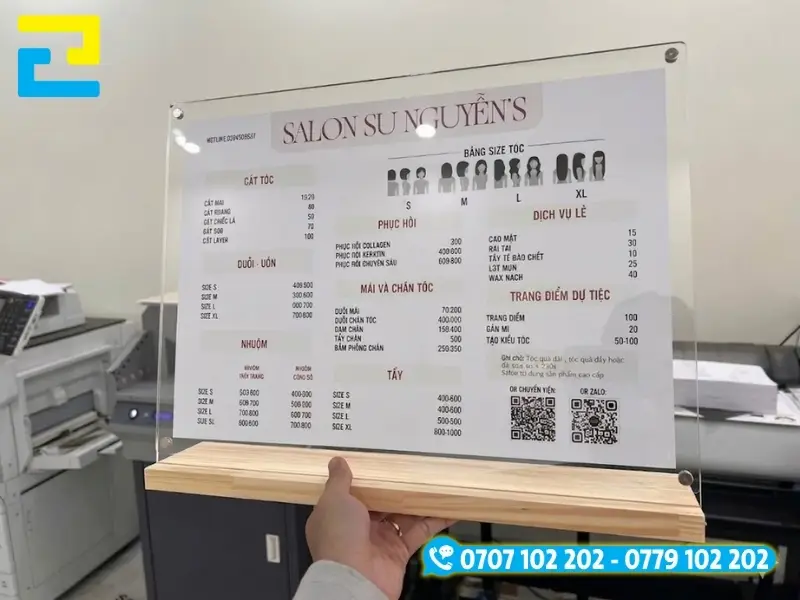 Standee để bàn bằng mica được sử dụng tại quầy thu ngân và bàn tiếp tân