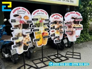 Nhân viên kỹ thuật tại xưởng In Ấn 2H đang hỗ trợ giải đáp các thắc mắc về quy cách gia công standee cho khách hàng tận tình