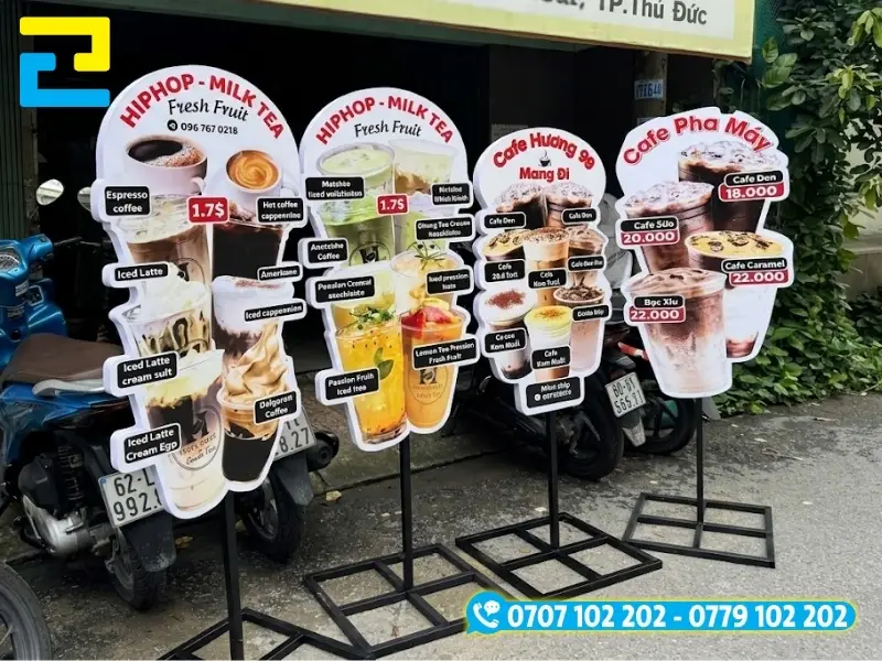 Nhân viên kỹ thuật tại xưởng In Ấn 2H đang hỗ trợ giải đáp các thắc mắc về quy cách gia công standee cho khách hàng tận tình