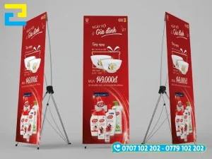 Mẫu standee chữ X hoàn thiện gồm tấm in nội dung quảng cáo và khung đỡ kim loại bốn góc
